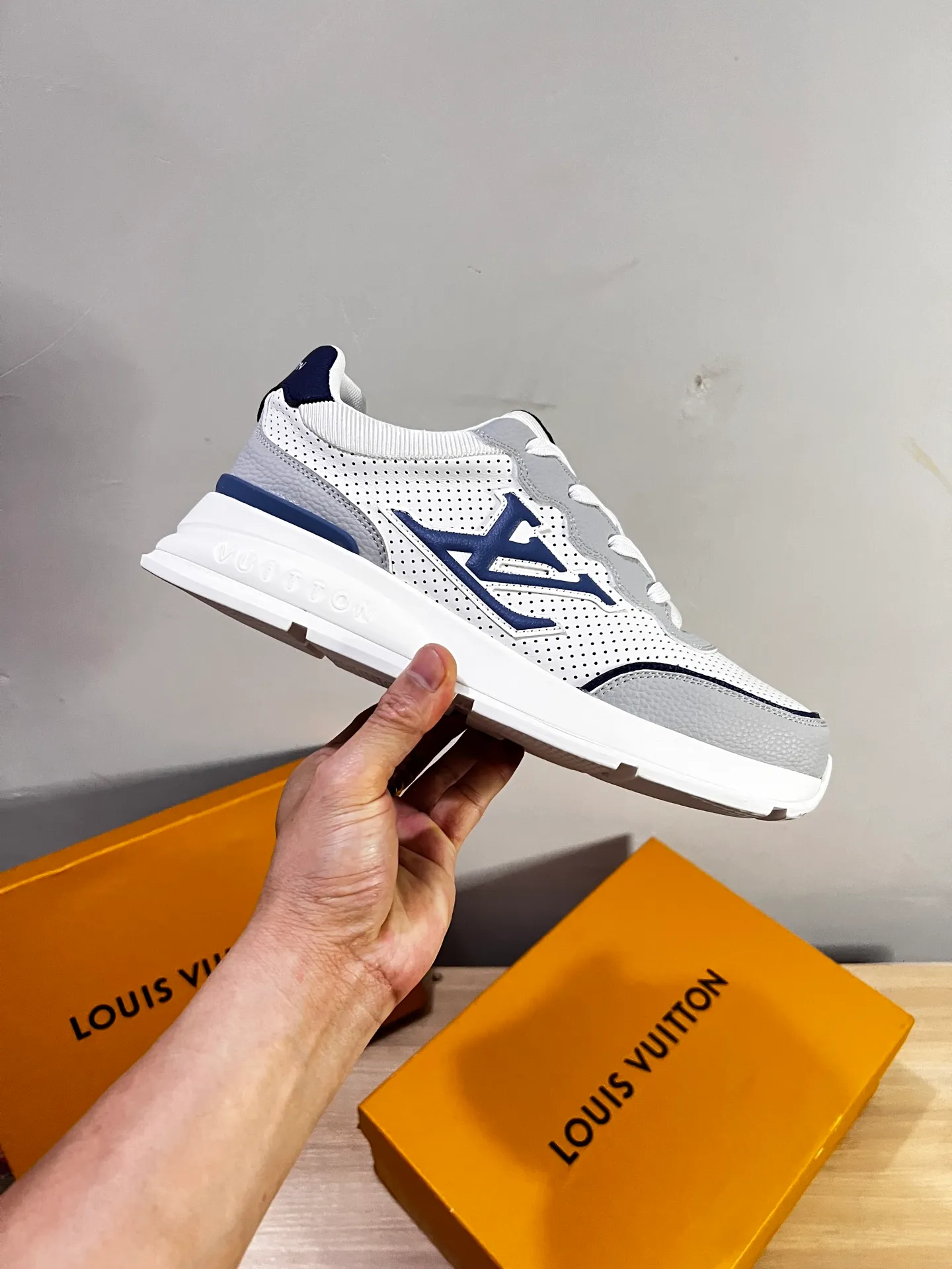Factory price: 438💰LV men's classic casual sneakers. This sneaker is made of soft cow leather and has a classic logo. The classic logo shapes the elegant upper. The thick yet lightweight rubber outsole is embossed with the Louis Vuitton logo. The padded insole and technical lining once again upgrade the comfort experience. The calfskin lining imported from Italy is high-end and comfortable, and the original outsole is light and wear-resistant! Purely handmade, details determine quality! Size: 38-45, customized 45